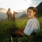 1_0037706 Heidi und Peter mit einer Ziege auf der Alp